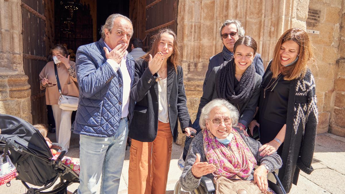 Familia Floriano a las puertas de la concatedral.