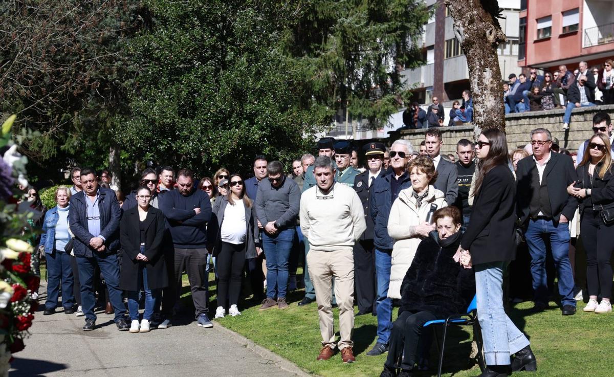 Familias de los fallecidos, vecinos y autoridades, en el homenaje que se hizo en Villablino al año del suceso.