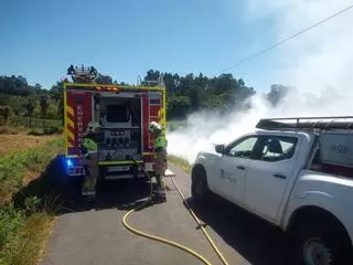 Dos personas atrapadas fueron trasladadas en ambulancia tras volcar su turismo en A Estrada