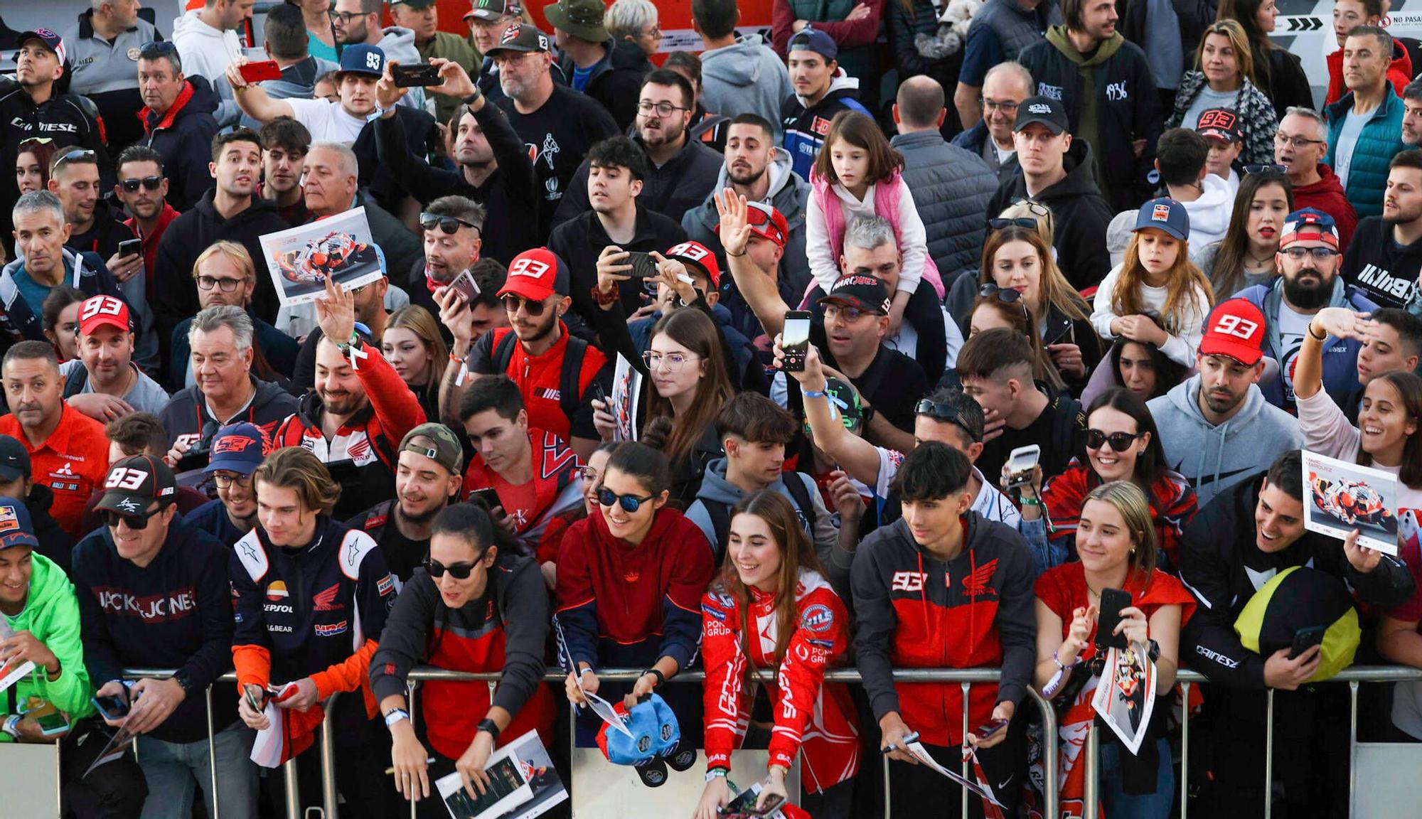 Más de 2.000 aficionados disfrutan del pitwalk con Marc Márquez y los pilotos de MotoGP