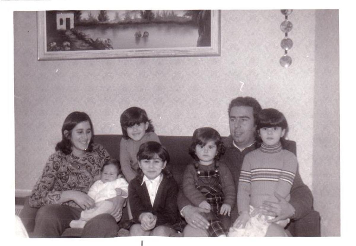Con su mujer, Paqui, y sus cinto hijos