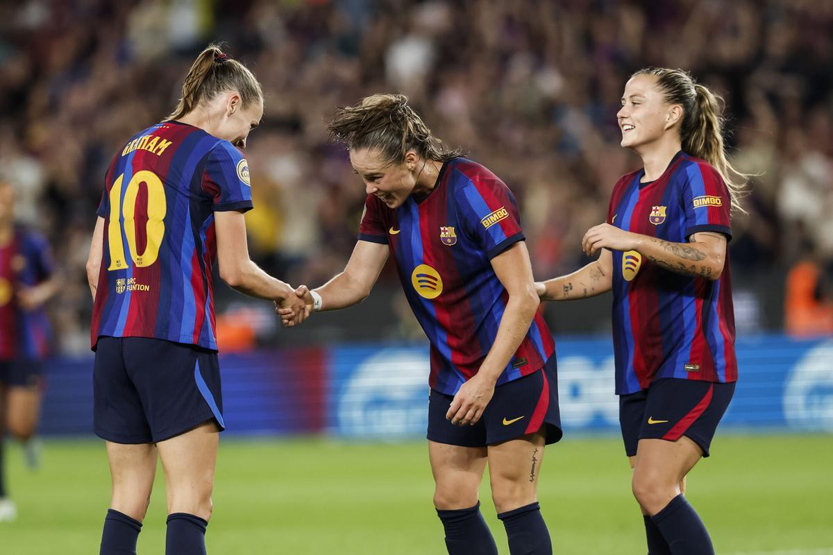 Graham, Pajor y Pina celebran un gol en el clásico