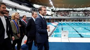 Macron inaugurando el centro acuático