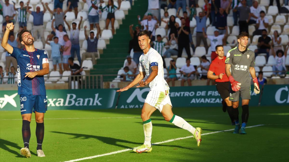 Willy Ledesma celebra su gol al Algeciras, en El Arcángel, el pasado sábado.