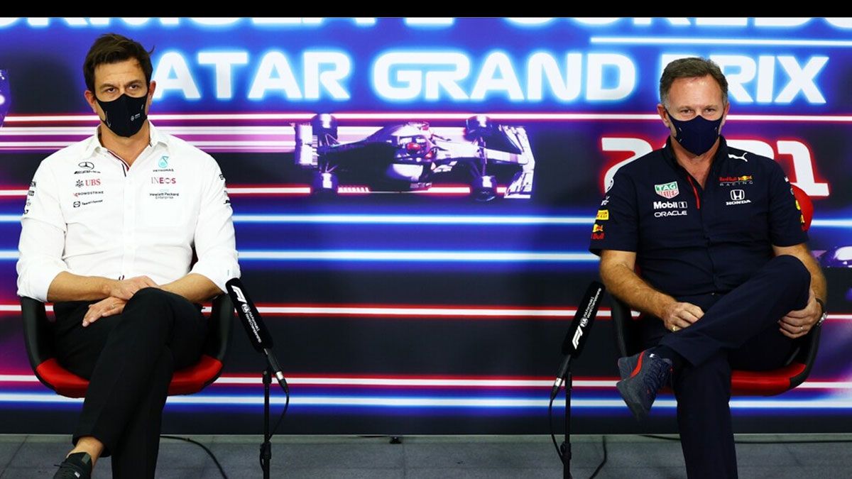 Toto Wolff y Christian Horner, durante su tensa rueda de prensa en Catar