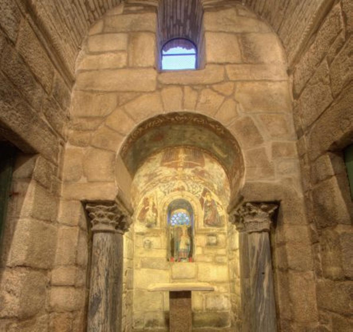 Interior da igrexa de Santa Comba (Bande).