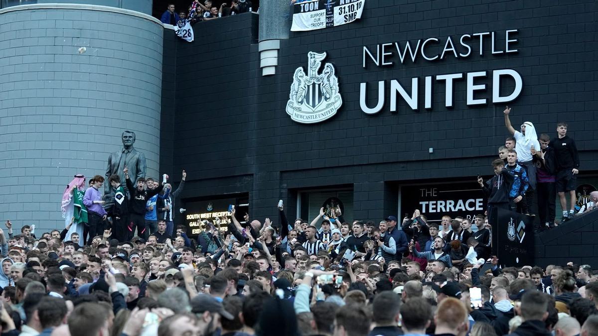 Aficionados del Newcastle celebran la llegada del nuevo fondo de inversión