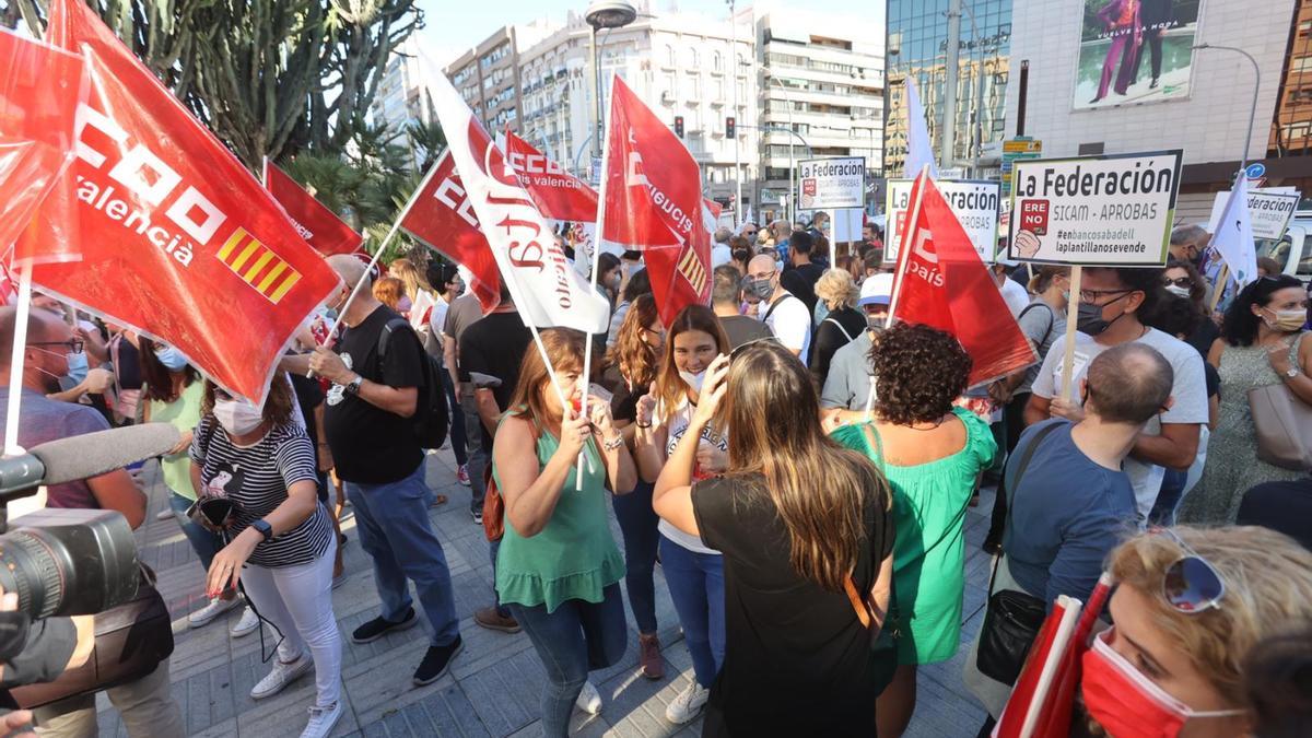 Otro momento de la concentración frente a la sede del Sabadell.