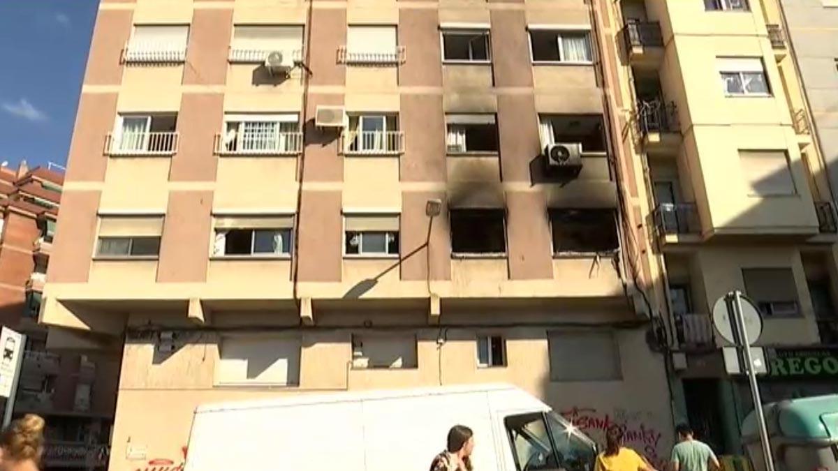 Un joven de 27 años muere en el incendio de su piso en L’Hospitalet.