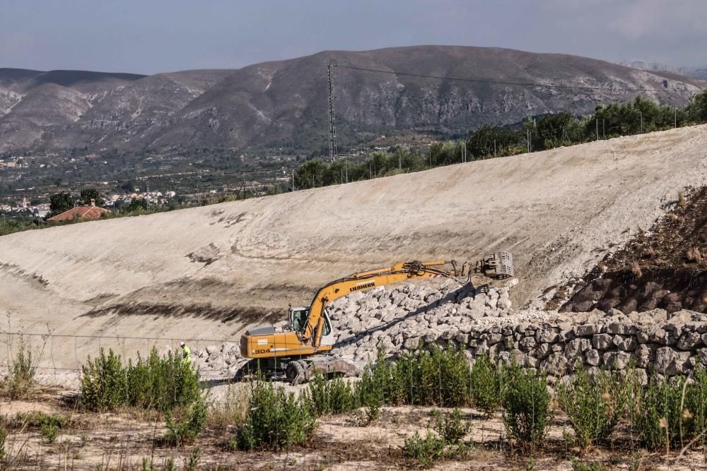 Fomento construye muros en la autovía de El Comtat