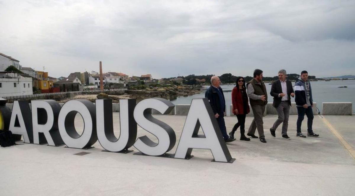 Santos Héctor visitó ayer la remodelada plaza de O Regueiro. |  // N. PARGA