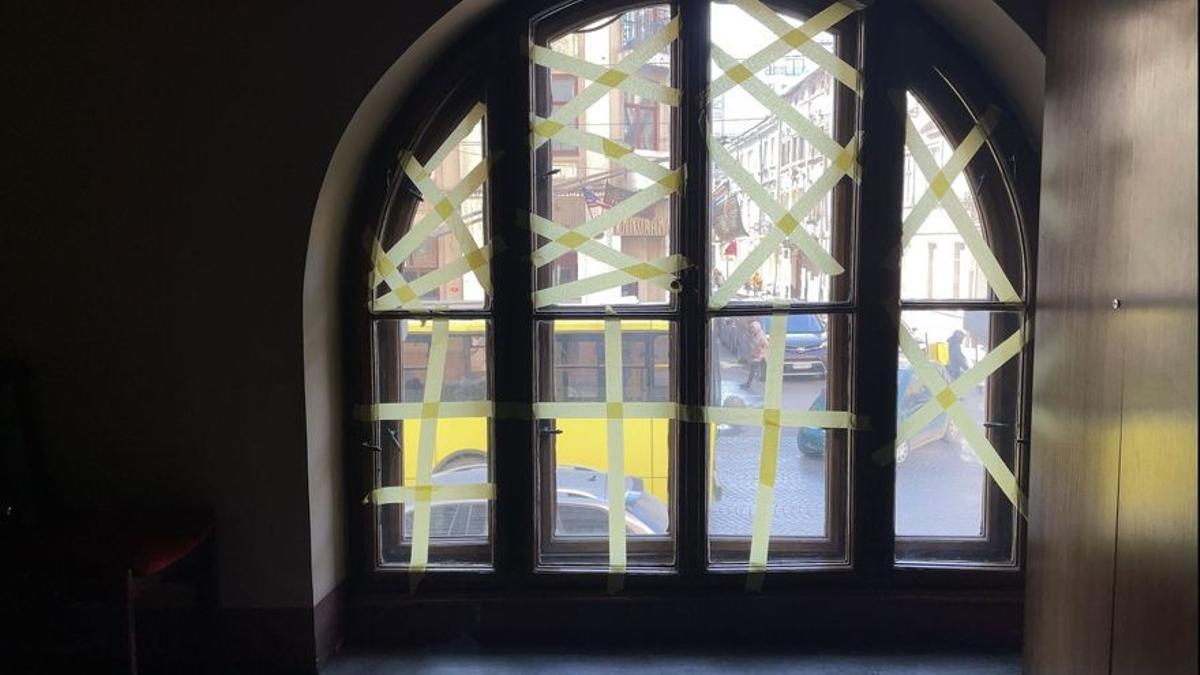 Los trabajadores del Teatro de Ópera y Ballet de Lviv han colocado cintas adhesivas en los ventanales para evitar que se rompan los cristales por la reverberación de las bombas.
