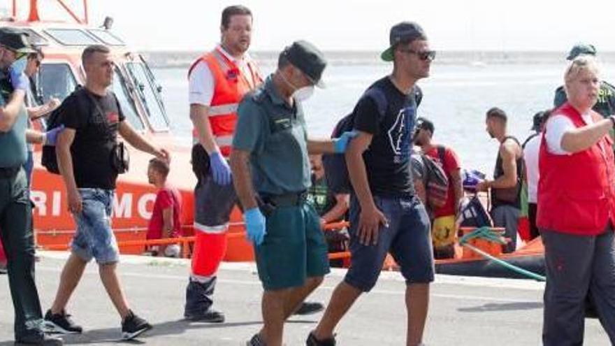 Tripulantes rescatados, con miembros de la Cruz Roja y Guardia Civil.