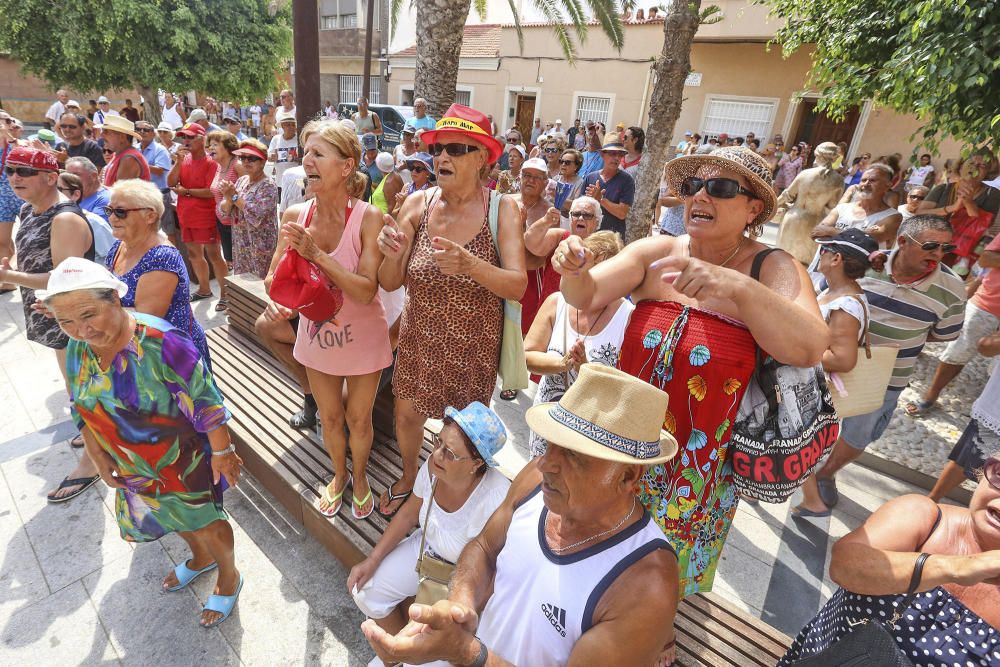 Protesta vecinos de La Mata para exigir mejoras.