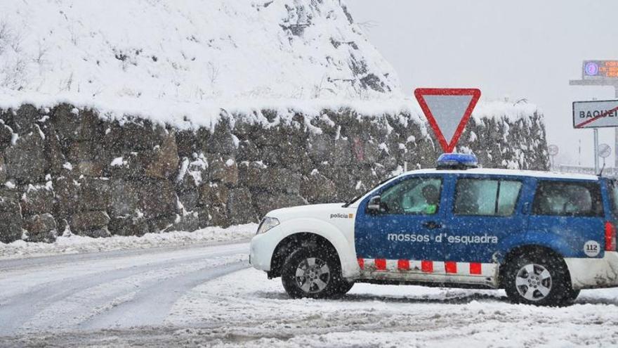 Una patrulla dels mossos a una carretera de Naut d&#039;Aran