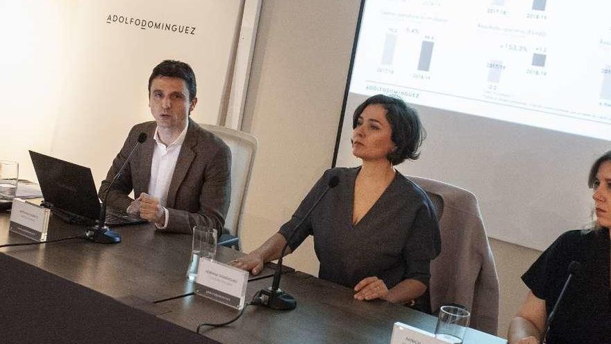 Antonio Puente, Adriana Domínguez y Patricia Alonso presentaron ayer las cuentas de AD. // Brais Lorenzo