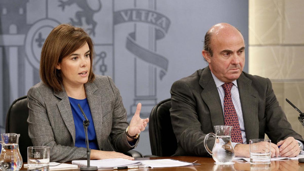 Sáenz de Santamaría y Guindos, en la rueda de prensa posterior al Consejo de Ministros.