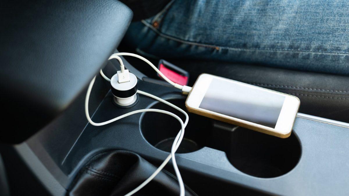 Uno de los errores más comunes al cargar el móvil en el coche es dejarlo en el salpicadero o en algún lugar donde la luz incide de forma directa sobre el dispositivo