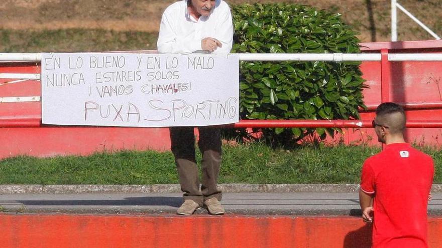 Tomás García, con su pancarta de apoyo.