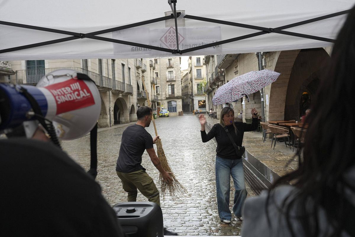 Girona plaça del Vi protesten els treballadors de Girona+Neta