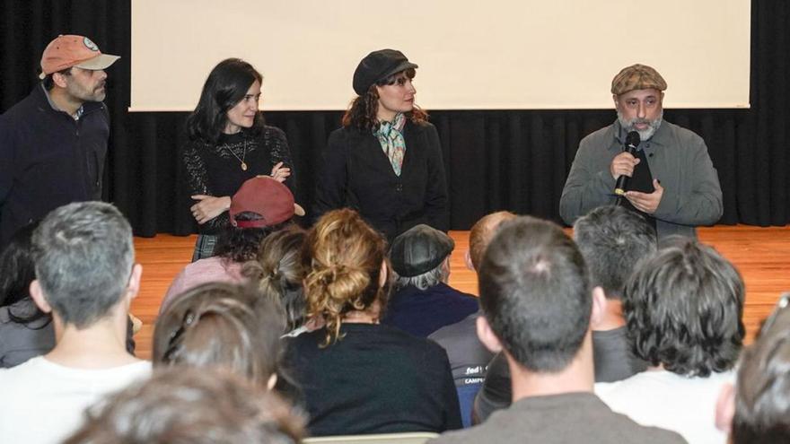 Alfonso Pato, Melania Cruz, Ledicia Sola y Alfonso Zarauza, ayer, en la proyección de “Malencolía”, en el centro cultural de Porriño. |   // CRIS ANDINA.