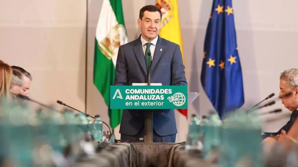 El presidente de la Junta de Andalucía, Juanma Moreno, preside la sesión plenaria del Consejo de Comunidades Andaluzas, este martes.