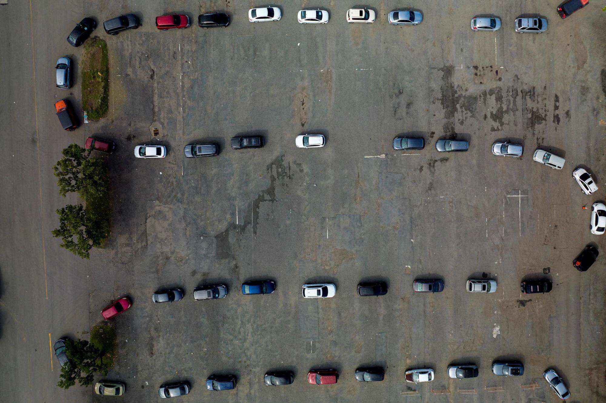 Largas colas de coches para acceder a una prueba de coronavirus en San Juan.