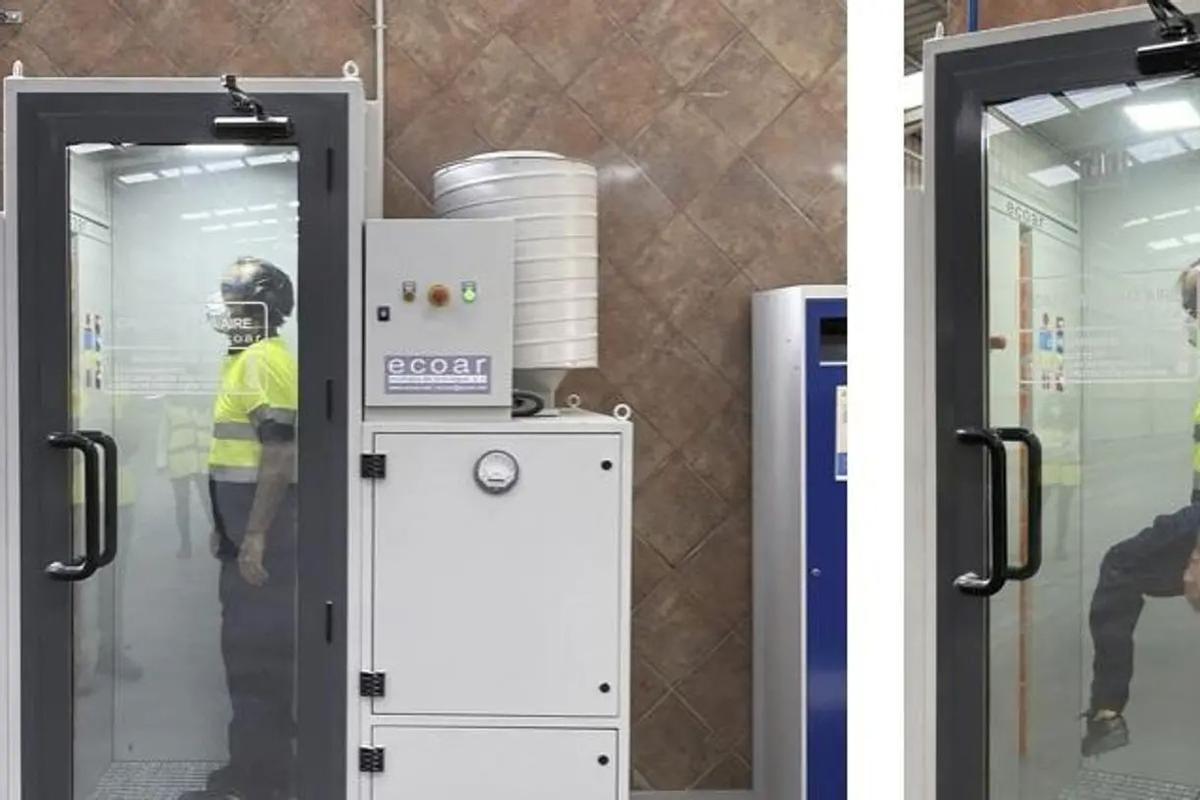 Cabina de aire para limpieza de polvo de sílice en un azulejera. Prevención de riesgos laborales.