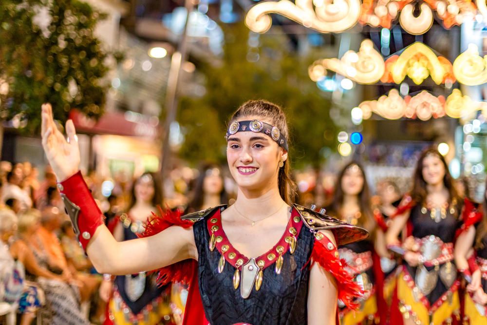 Los Moros y Cristianos hacen suyas las calles de Benidorm.