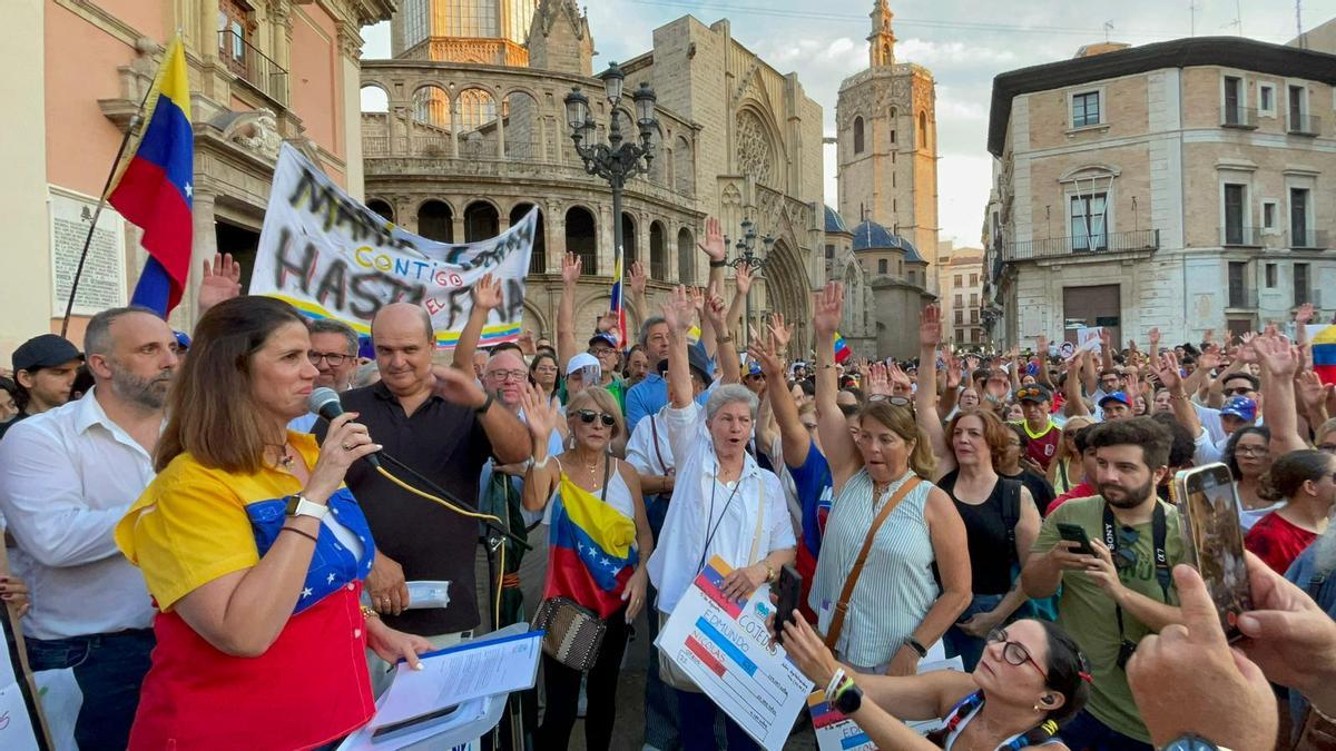 Mary Ponte hablando en una concentración en la Plaza de la Virgen de València en una imagen de archivo.