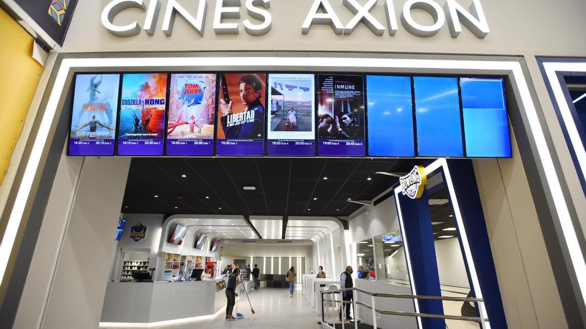 Acceso a los cines Axion en el Centro Comercial El Arcángel.