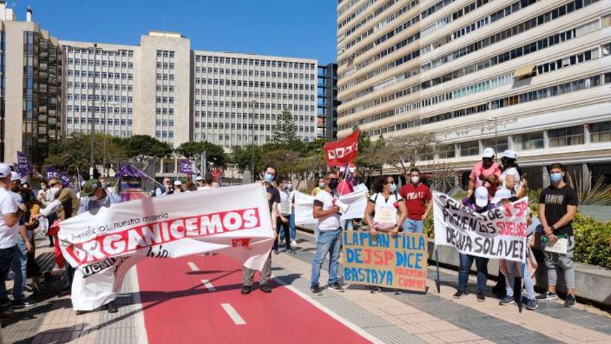 Protesta de los trabajadores de JSP ante la sede de Presidencia del Gobierno de Canarias en la capital grancanaria. |