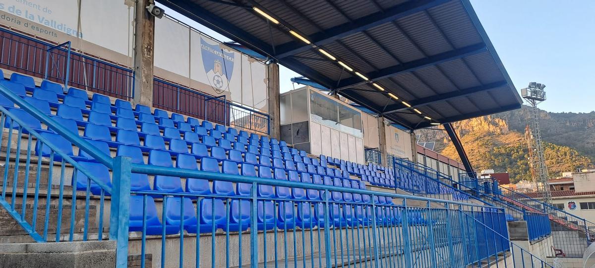 Un detalle de la tribuna con los asientos nuevos