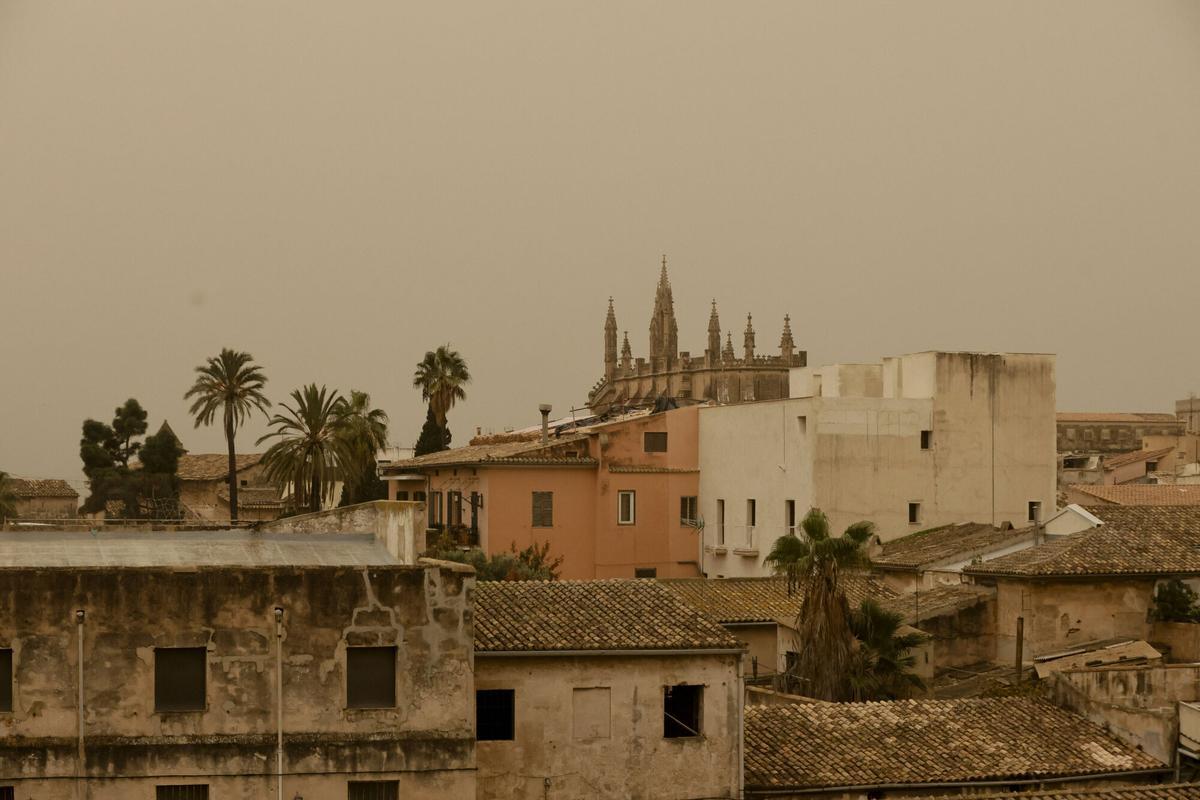 El polvo en suspensión es el responsable del tono rojizo del cielo