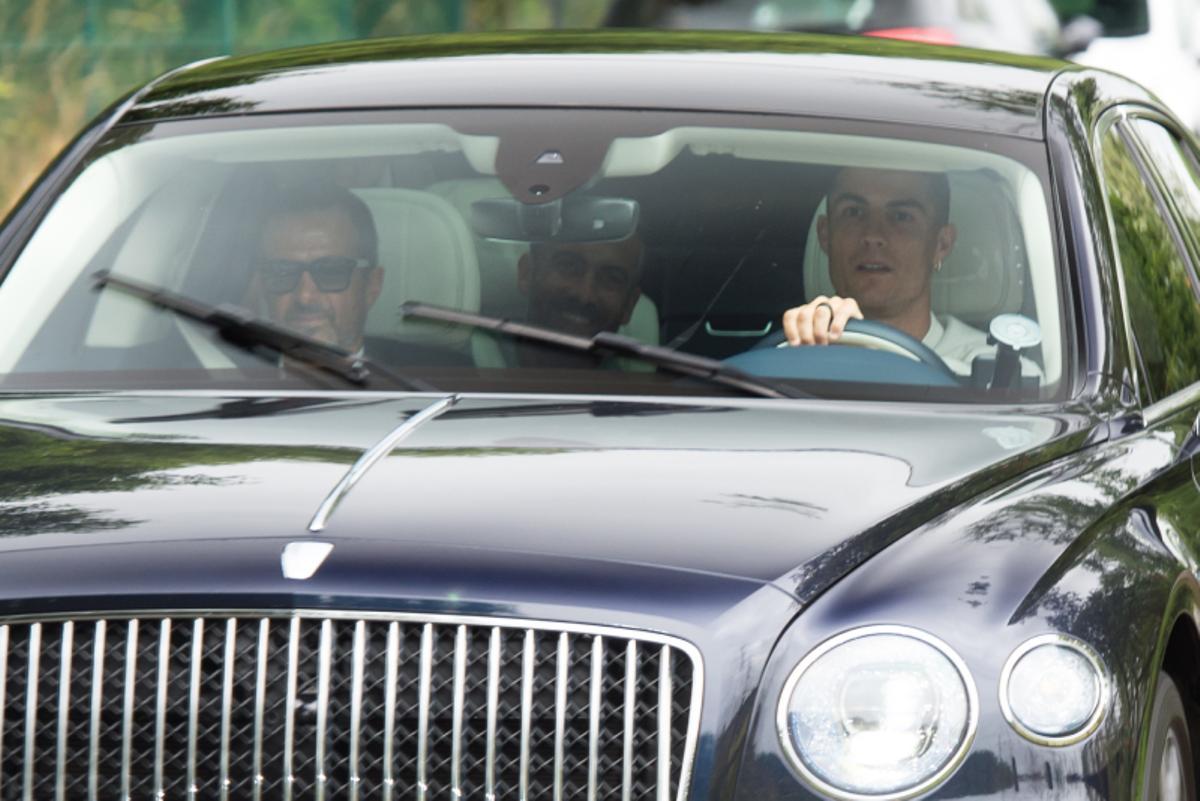 Cristiano Ronaldo conduciendo uno de sus coches de lujo