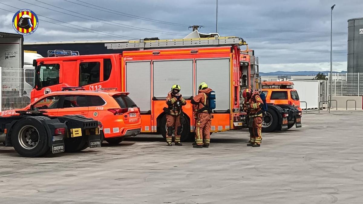 Los bomberos interviniendo en la fuga de un producto químico en Quart