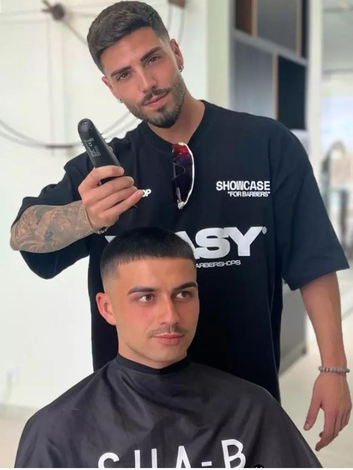 Saúl Peregrina y Pedri tras el corte de pelo.