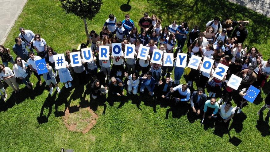 Imagen de los participantes en el acto de Vila-real mostrando las letras que forman la frase &#039;Europe Day 2022&#039;.