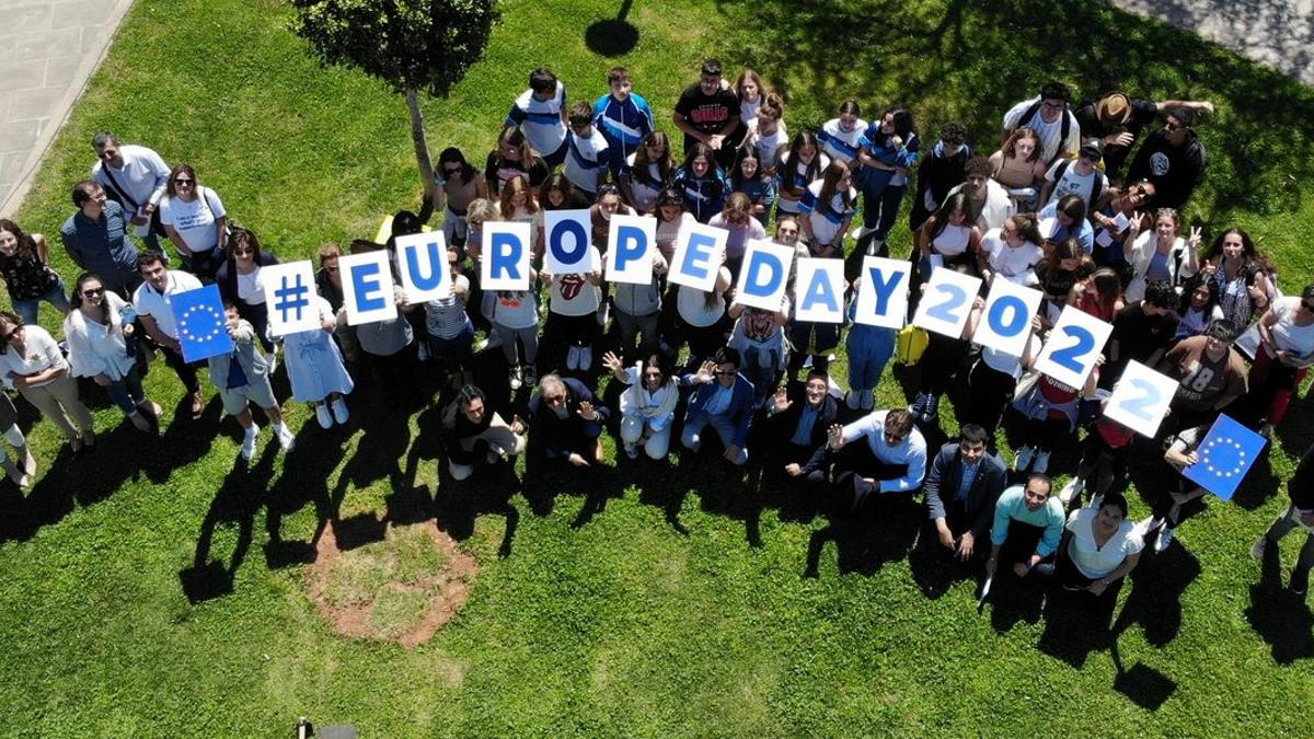 Imagen de los participantes en el acto de Vila-real mostrando las letras que forman la frase 'Europe Day 2022'.