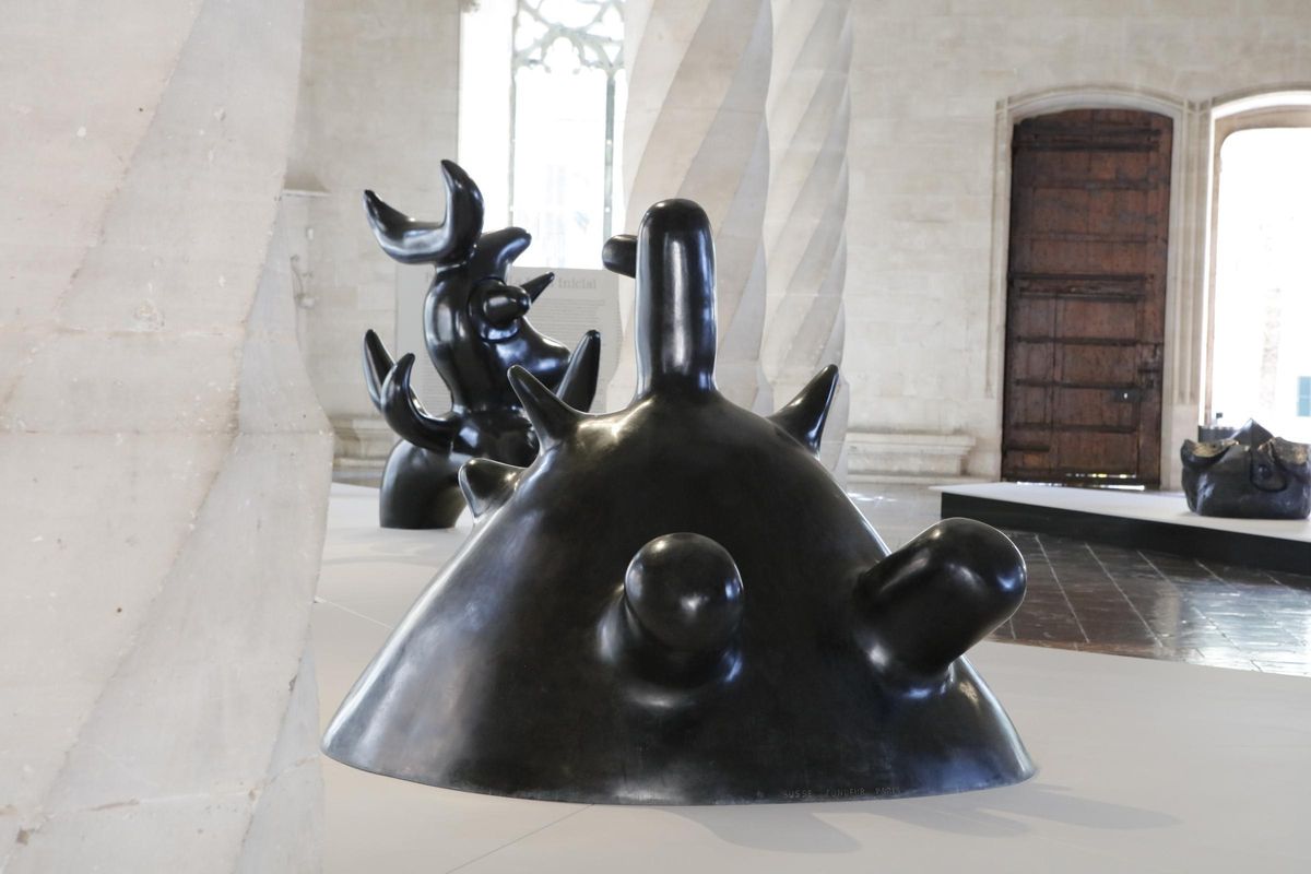 Bronzeskulpturen treffen auf den gotischen Bau der Llotja.