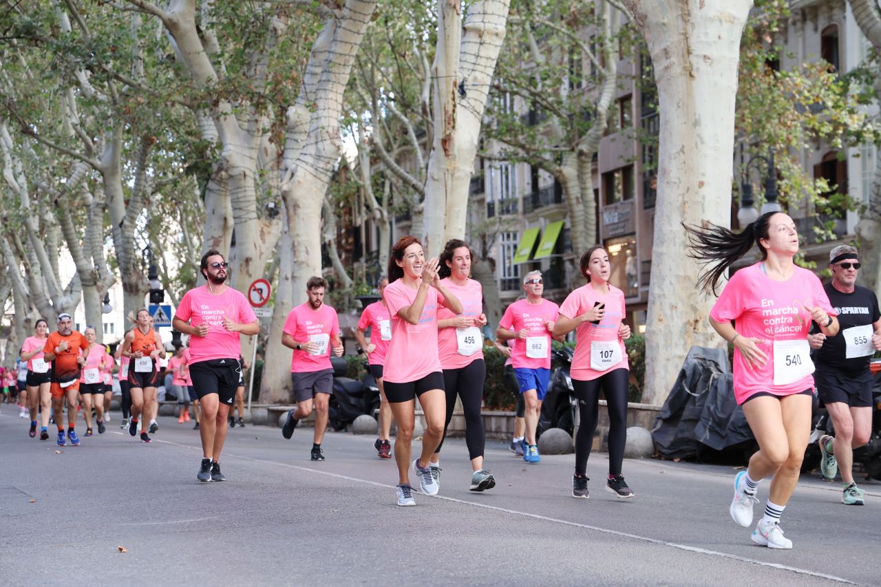 La carrera ‘Mallorca En Marcha Contra el Cáncer’ tiñe Palma de rosa