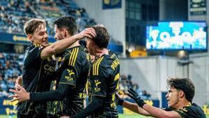 Dani Gómez y Kodro se abrazan tras el gol del bosnio al Cádiz con pinilla y Larios detrás.