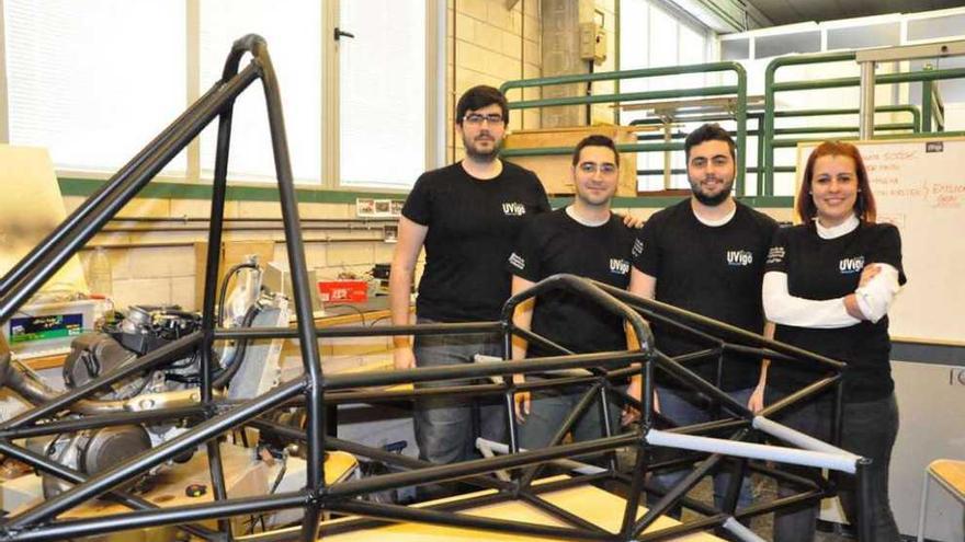 Josué Nanín, Marcos Fernández, Gonzalo Ferreiro y Noemí Alonso, con la maqueta del chasis. // Duvi