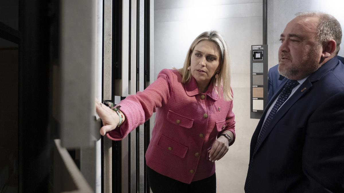 La presidenta de la Diputación de Castellón, Marta Barrachina, y el dputado delegado de Promoción Cerámica, Vicente Pallarés, en la visita a una muestra de producto en la anterior edición de Cevisama.