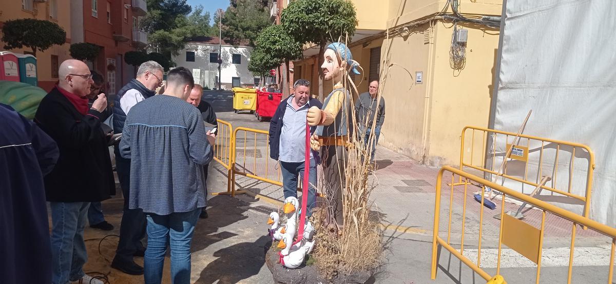 El jurado de crítica local analiza el ninot llevado a la exposición, único que de momento estaba plantado.