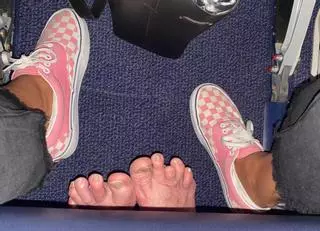 Pesadilla en el avión: ¿Qué harías si ves estos pies bajo tu asiento?