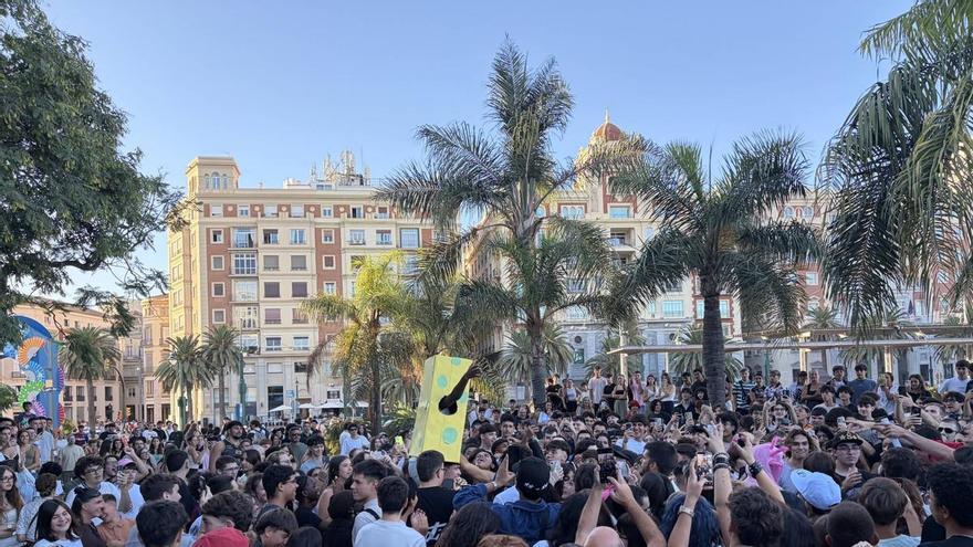 Batalla de "farmear aura" en la Plaza de la Marina, en imágenes