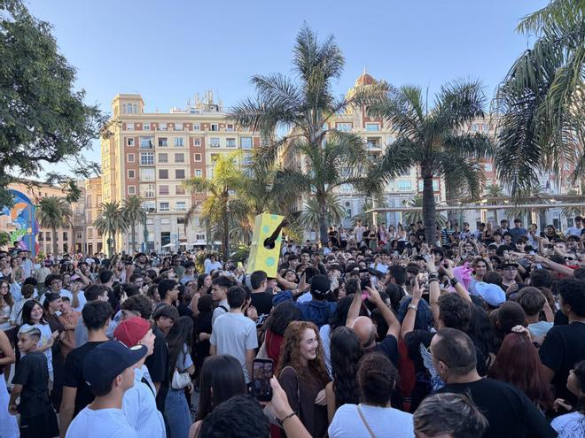 Batalla de "farmear aura" en la Plaza de la Marina, en imágenes