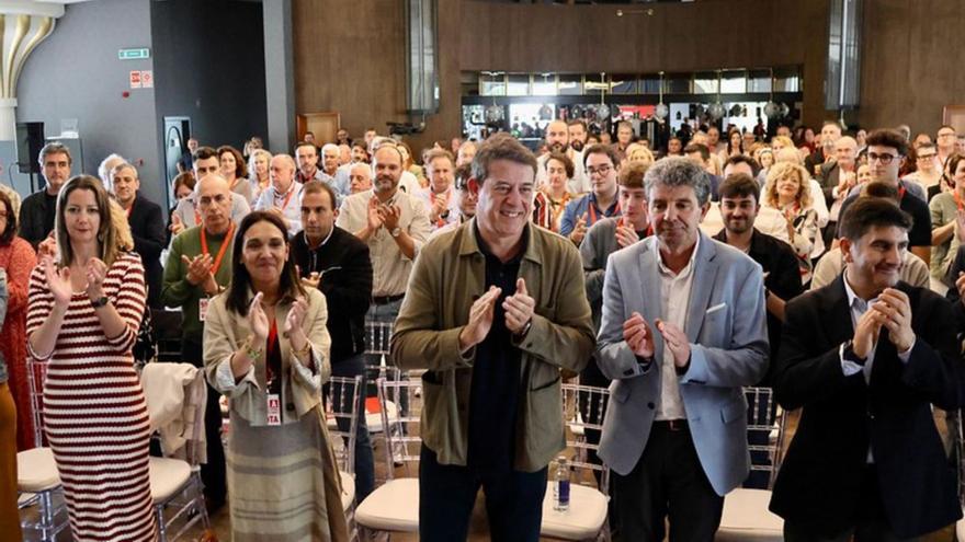 Álvaro Vila, entre José Ramón Gómez Besteiro y el delegado del Gobierno, Pedro Blanco. | FdV