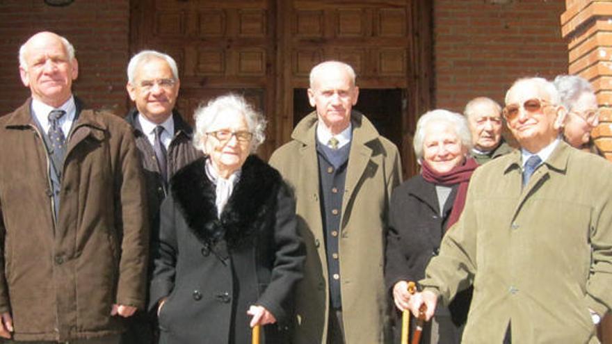 Ángela Pernía con su familia a la salida de la iglesia en una imagen de 2011.